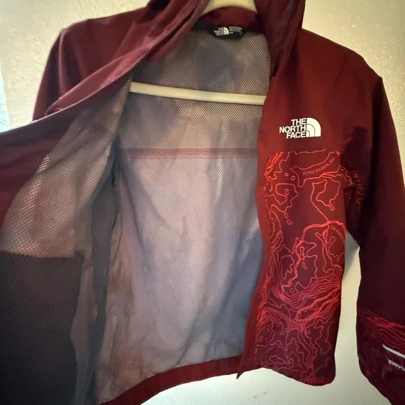 The North Face Burgundy Jacket with Contour Design 
Like new - Picture 7 of 9